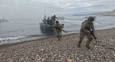 İzmir'de komandolardan 'deniz hücum harekatı' eğitimi