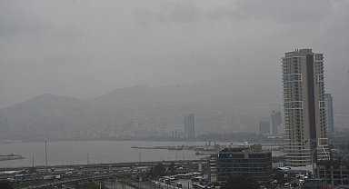 İzmir'i sis bulutu kapladı