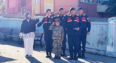Jandarmadan Alparslan'a sürpriz ziyaret; hayalindeki devriyeye çıktı, dron uçurdu