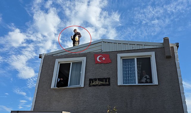 Kaçak evinin yıkımına engel olmak için benzin bidonuyla çatıya çıktı