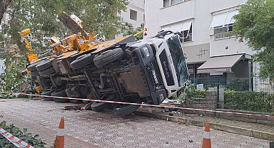 Kadıköy'de devrilen vinç 11 katlı binaya çarptı -1