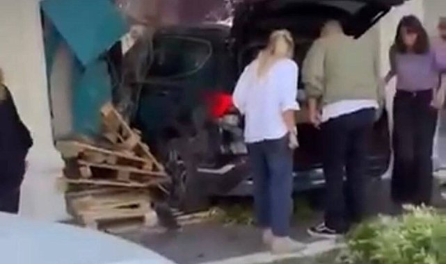 Kadıköy'de otomobil park halindeki araca çarpıp markete girdi: 2 yaralı