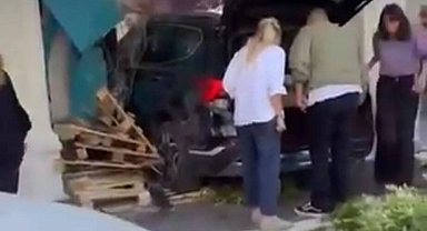 Kadıköy'de otomobil park halindeki araca çarpıp markete girdi: 2 yaralı