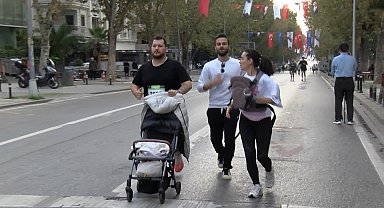 Kadıköy'deki Cumhuriyet Koşusu'nda hem koştular hem keyifli vakit geçirdiler