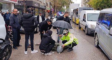 Kadın polis, yaralı ıslanmasın diye başında şemsiyeyle bekledi