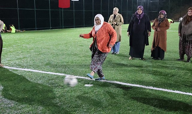 Kadınlar halı sahada Cumhuriyet coşkusunu yaşadı