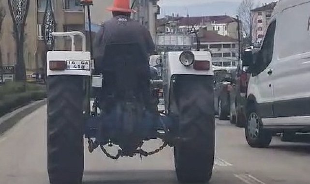 Kafasına taktığı dubayla traktörle trafikte ilerledi