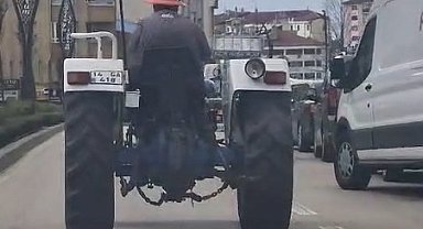 Kafasına taktığı dubayla traktörle trafikte ilerledi