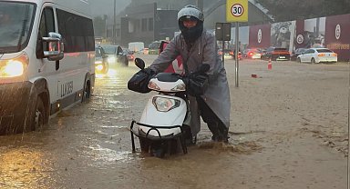 Kağıthane ve Sarıyer'de yollar göle döndü; araçlar suyun içinde kaldı