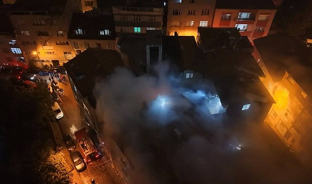 Kağıthane'de 5 katlı binanın en üst katında çıkan yangın çatıya sıçradı