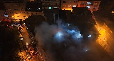 Kağıthane'de 5 katlı binanın en üst katında çıkan yangın çatıya sıçradı