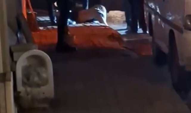 Kağıthane'de çıplak halde markete girip müşterilere saldırdı; polis otomobilin altında yakaladı