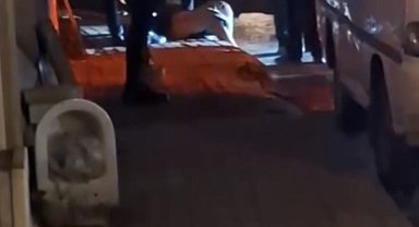 Kağıthane'de çıplak halde markete girip müşterilere saldırdı; polis otomobilin altında yakaladı