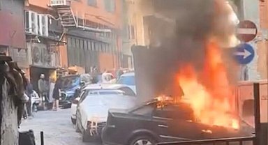Kağıthane'de park halindeki otomobil alev alev yandı