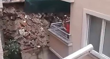 Kağıthane'de sağanağın ardından istinat duvarı çöktü-1