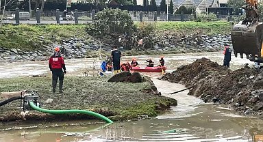 Kağıthane'de selde kaybolanları aramak için göletle dere arasına kanal açıldı