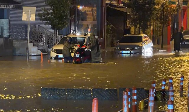 Kağıthane'de yasağa rağmen trafiğe çıkan motosikletliler suyla kaplanan yolda kaldı