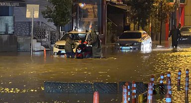 Kağıthane'de yasağa rağmen trafiğe çıkan motosikletliler suyla kaplanan yolda kaldı
