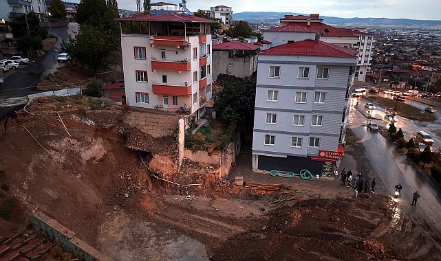 Kahramanmaraş'ta temel kazısında toprak kaydı, 2 bina boşaltıldı