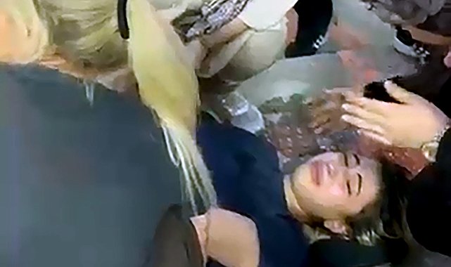Kaldırımda yürüyen eşini kıskançlık krizine girip bıçakladığını öne sürdü