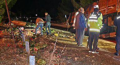 Kamyon devrildi, savrulan karpuzların çarptığı 2 kişi yaralandı