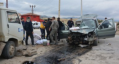 Kamyonet ile hafif ticari araç çarpıştı: 1 ölü, 2 yaralı