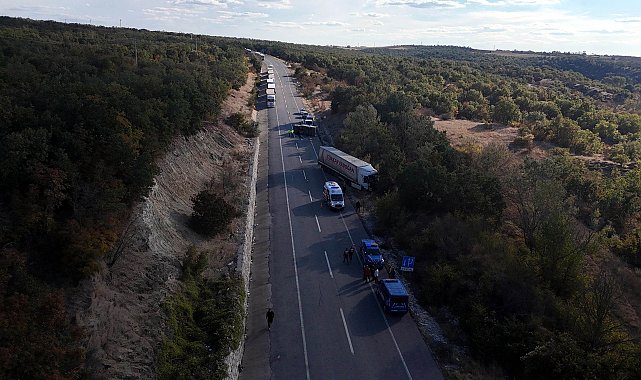 Kamyonet, karşı şeride geçen TIR'a çarpıp devrildi; 4 yaralı