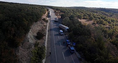 Kamyonet, karşı şeride geçen TIR'a çarpıp devrildi; 4 yaralı