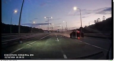 Kamyonetin devrildiği kaza kamerada: 1 ölü