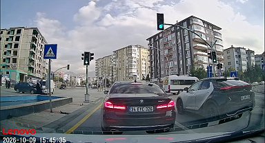 Kamyonetle otomobil çarpıştı; 2 yaya savrulan araçlardan son anda kurtuldu