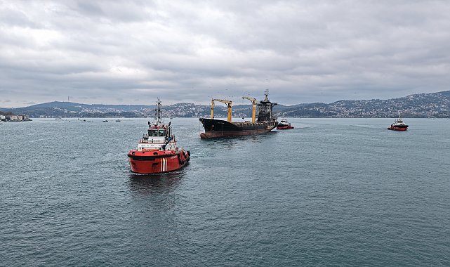 Karadeniz'de İHA saldırısına uğrayan gemi İstanbul Boğazı'ndan geçirildi