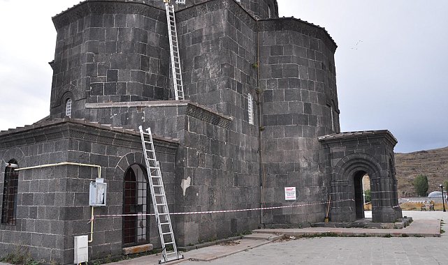 Kars'ta tarihi Kümbet Camisi'nde restorasyon çalışması başladı