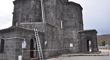 Kars'ta tarihi Kümbet Camisi'nde restorasyon çalışması başladı