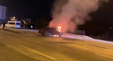 Kavşaktan dönen otomobilin motor kısmı alev aldı