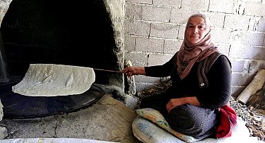 Kayseri'de imece usulü kışlık yufka ekmeği geleneği