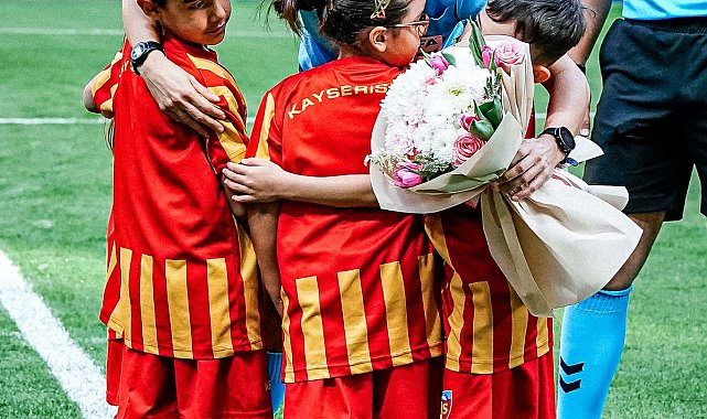 Kayserispor - Batman Petrolspor maçı öncesi hakem Albayrak'a çiçek verildi