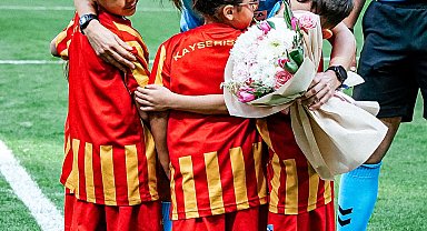 Kayserispor - Batman Petrolspor maçı öncesi hakem Albayrak'a çiçek verildi
