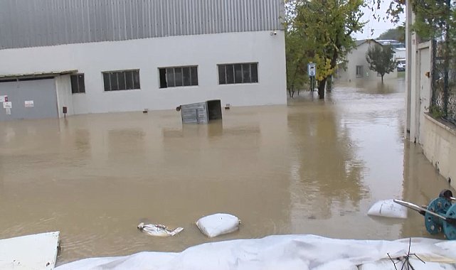 Kemerburgaz'da bazı ev ve iş yerlerini su bastı; '20 dakika suyun içinde kaldım'