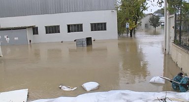 Kemerburgaz'da bazı ev ve iş yerlerini su bastı; '20 dakika suyun içinde kaldım'