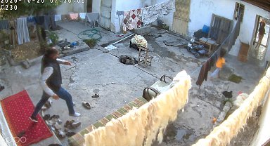 Kendisini terk eden kadın ile annesini bıçaklayan şüphelinin eve girip çıktığı anlar kamerada