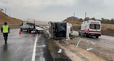 Kırıkkale'de servis midibüsü devrildi: 14 yaralı
