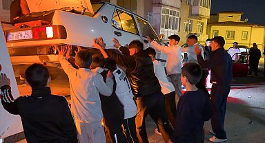 Kız istemeye gittikleri mahallede meşaleler yakıp, çekicideki otomobile patinaj yaptırdılar