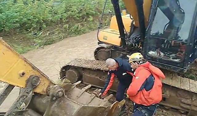 Kocaeli'de sağanak nedeniyle ev ve iş yerlerini su bastı; sele kapılan kişi kayboldu
