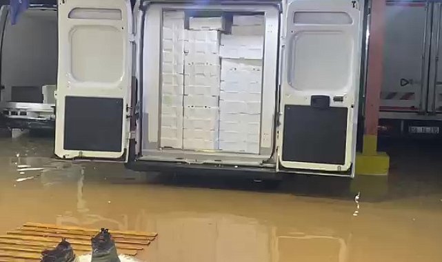 Kocaeli'de sağanak nedeniyle ev ve iş yerlerini su bastı