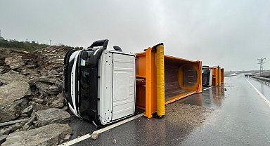 Kocaeli'de sağanak nedeniyle ev ve iş yerlerini su bastı