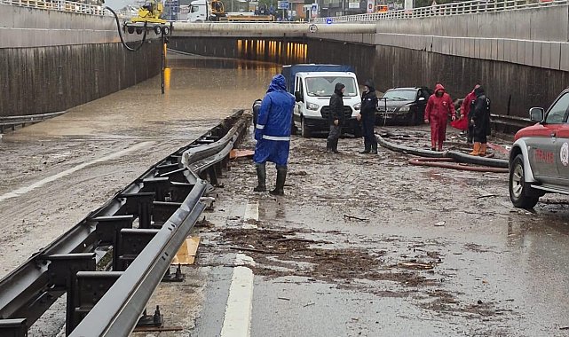 Kocaeli'de sağanak nedeniyle ev ve iş yerlerini su bastı