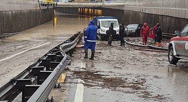 Kocaeli'de sağanak nedeniyle ev ve iş yerlerini su bastı