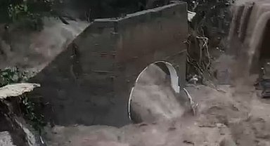 Kocaeli'de sağanak nedeniyle ev ve iş yerlerini su bastı