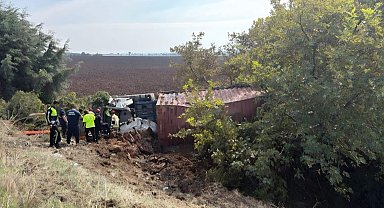 Kontrolden çıkan TIR, tarlaya uçtu: 1 yaralı