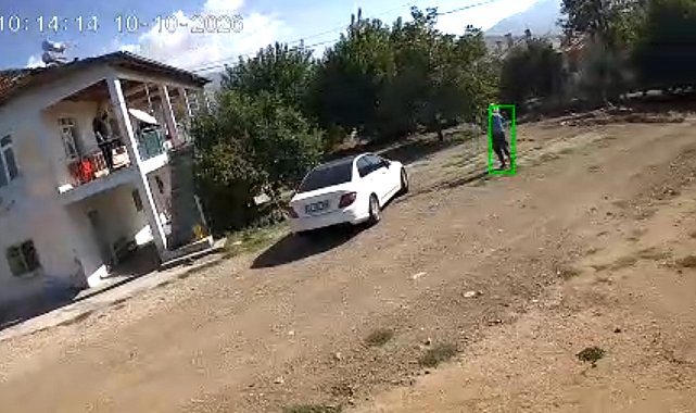 Kovanların bakımını yaparken arı saldırısında yaralandı